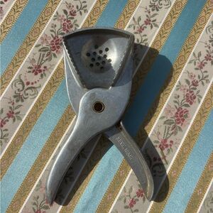 VINTAGE IRVIN WARE hand held manual LEMON/LIME SQUEEZER JUICER made in USA